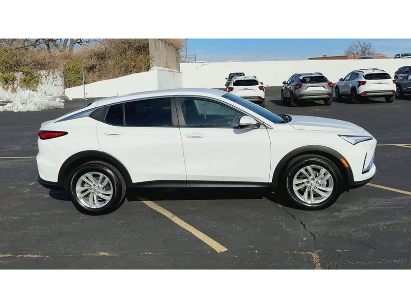 Buick Envista Vehicle Full-screen Gallery Image 09