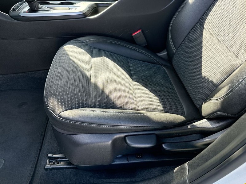 Buick Envista Vehicle Full-screen Gallery Image 11