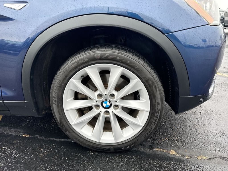 BMW X3 Vehicle Full-screen Gallery Image 10