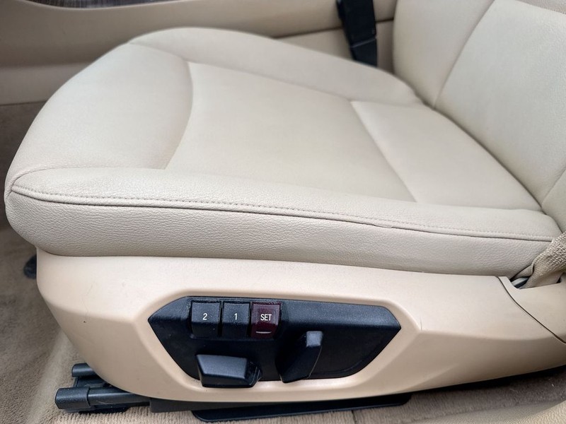 BMW X3 Vehicle Full-screen Gallery Image 12