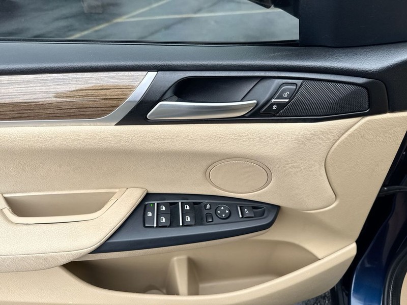 BMW X3 Vehicle Full-screen Gallery Image 13