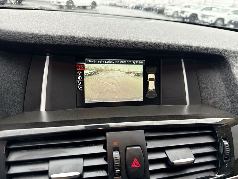 BMW X3 Vehicle Full-screen Gallery Image 17