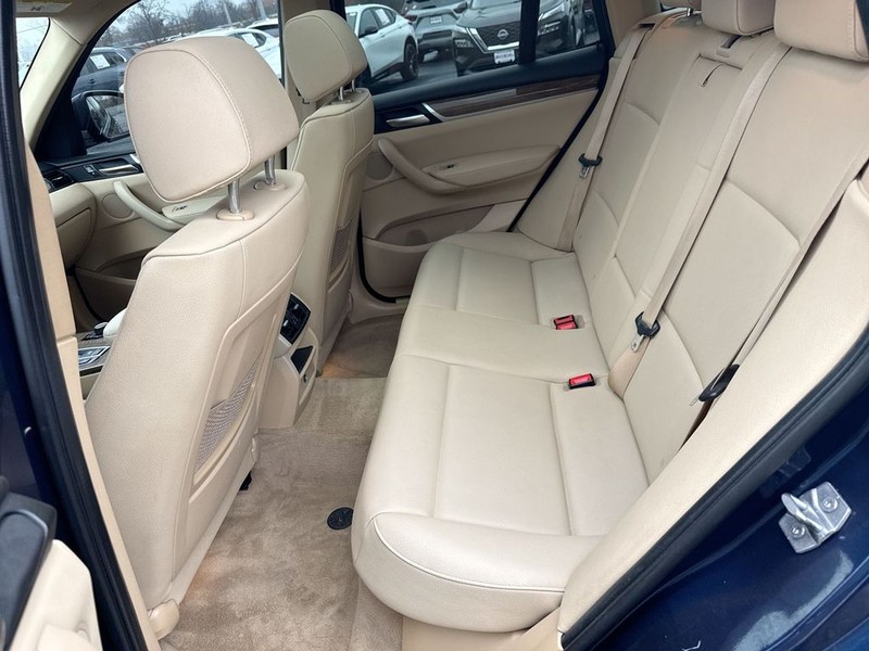 BMW X3 Vehicle Full-screen Gallery Image 22