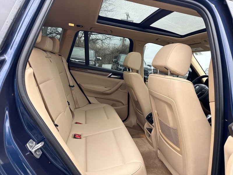 BMW X3 Vehicle Full-screen Gallery Image 24