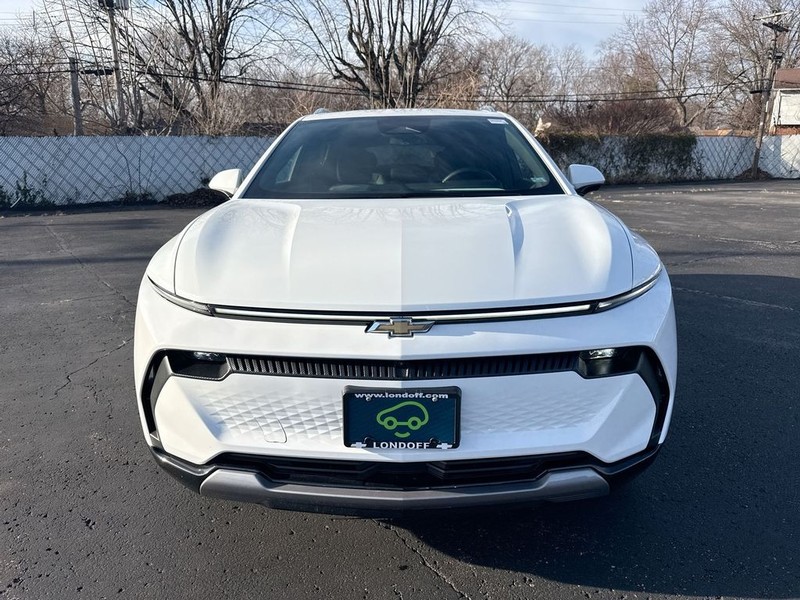 Chevrolet Equinox EV Vehicle Full-screen Gallery Image 24