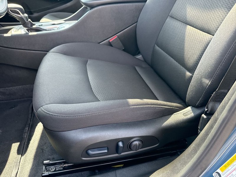 Chevrolet Malibu Vehicle Full-screen Gallery Image 11