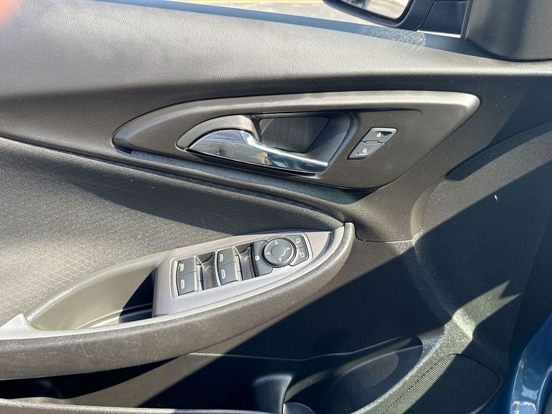 Chevrolet Malibu Vehicle Full-screen Gallery Image 13