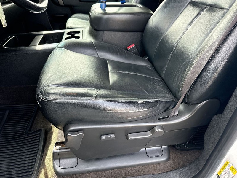 Chevrolet Silverado 2500HD Vehicle Full-screen Gallery Image 11