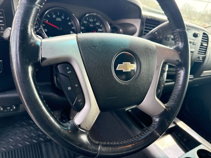 Chevrolet Silverado 2500HD Vehicle Full-screen Gallery Image 14