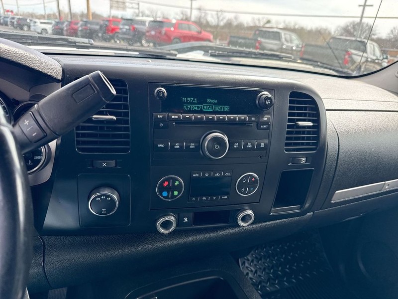 Chevrolet Silverado 2500HD Vehicle Full-screen Gallery Image 16