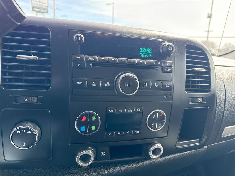 Chevrolet Silverado 2500HD Vehicle Full-screen Gallery Image 17