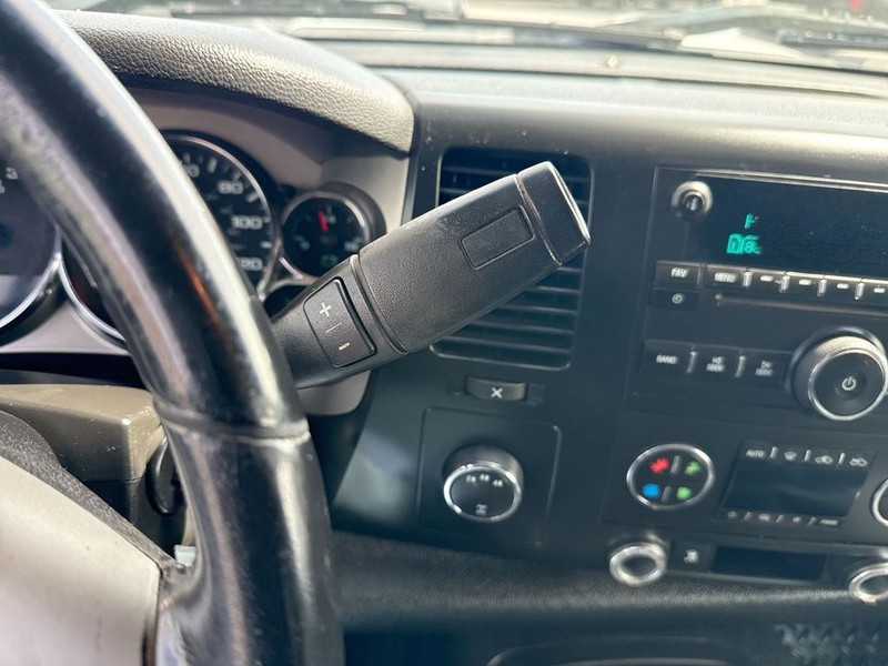 Chevrolet Silverado 2500HD Vehicle Full-screen Gallery Image 18