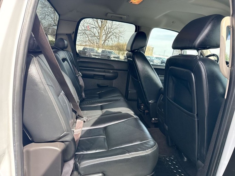 Chevrolet Silverado 2500HD Vehicle Full-screen Gallery Image 22