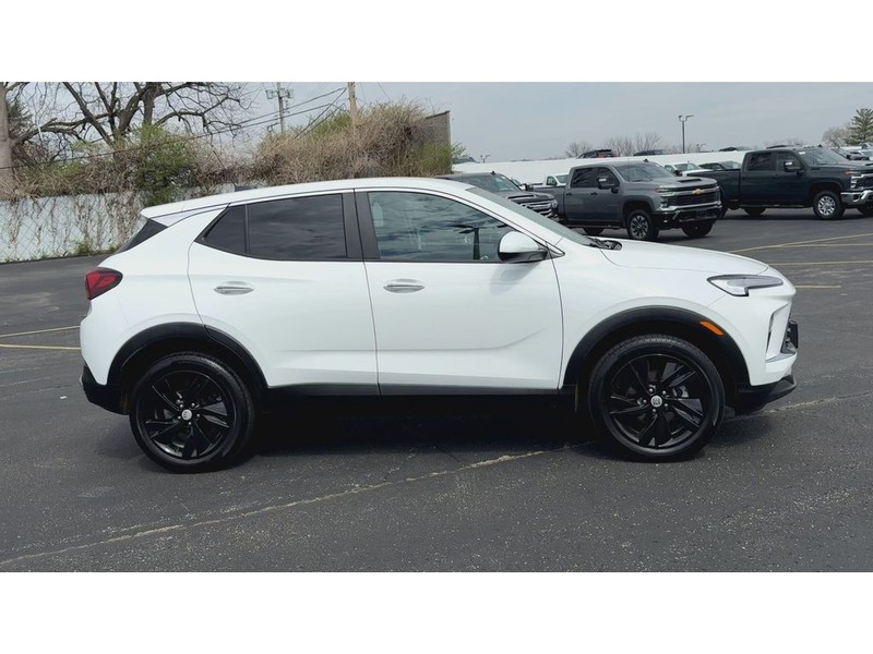 Buick Encore GX Vehicle Full-screen Gallery Image 09