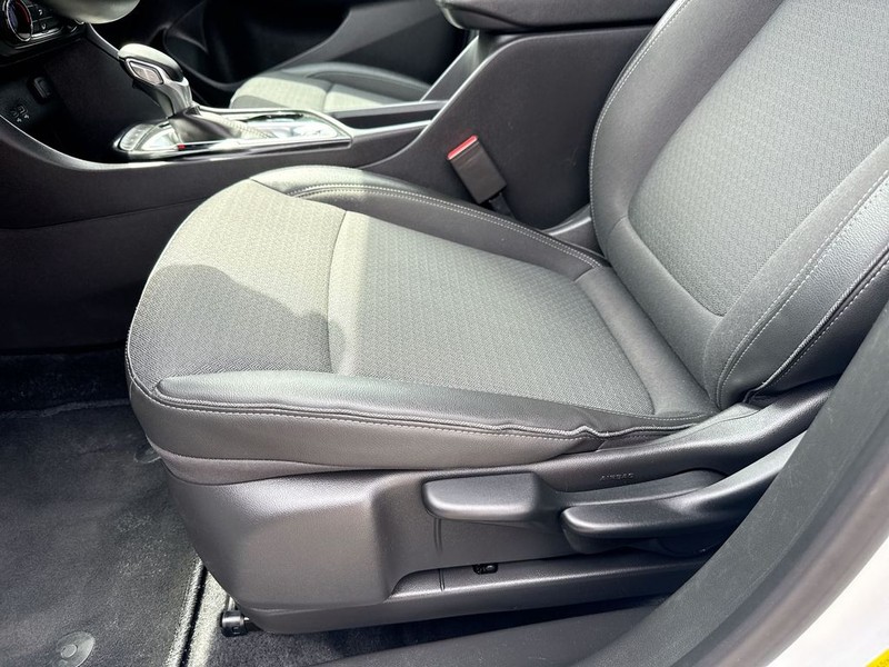 Buick Encore GX Vehicle Full-screen Gallery Image 11