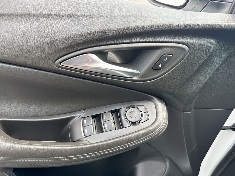 Buick Encore GX Vehicle Full-screen Gallery Image 13