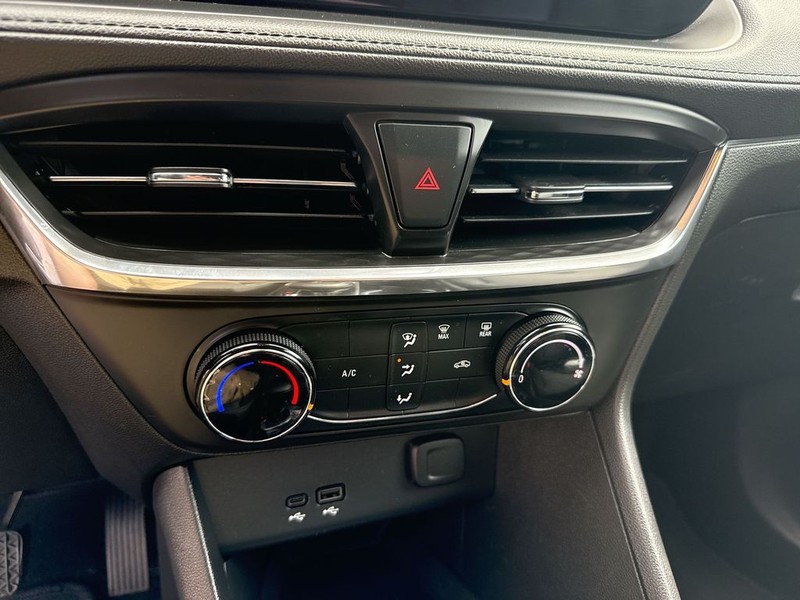 Buick Encore GX Vehicle Full-screen Gallery Image 18