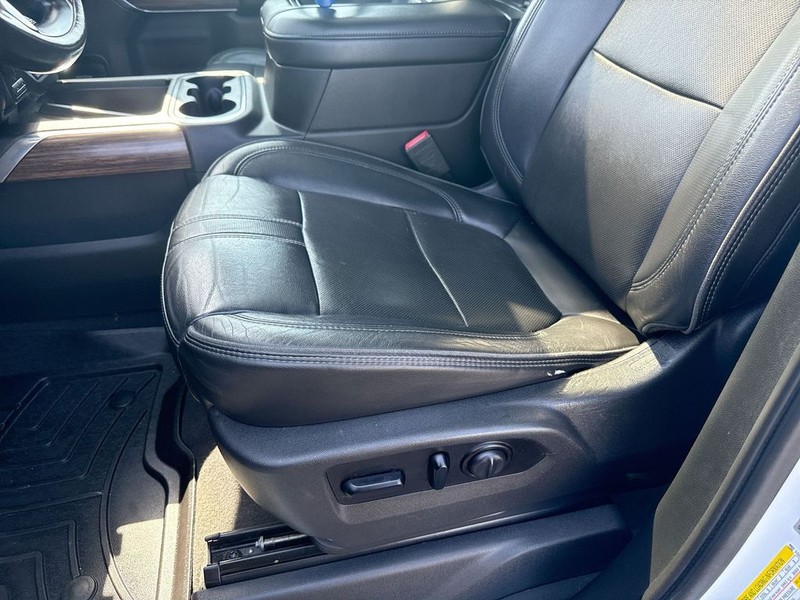 Chevrolet Silverado 3500HD Vehicle Full-screen Gallery Image 11