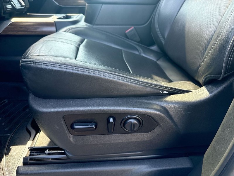 Chevrolet Silverado 3500HD Vehicle Full-screen Gallery Image 12