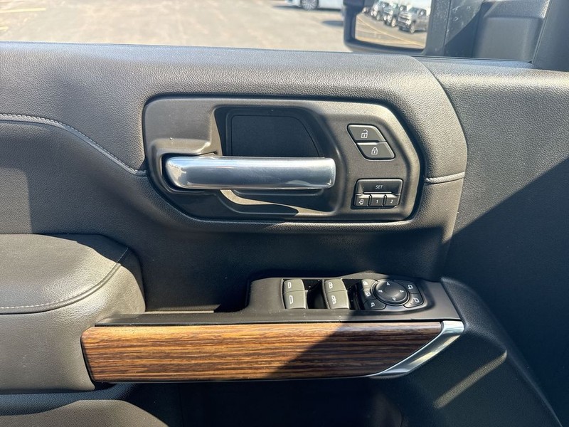 Chevrolet Silverado 3500HD Vehicle Full-screen Gallery Image 13