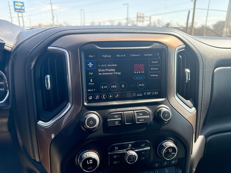 Chevrolet Silverado 3500HD Vehicle Full-screen Gallery Image 16