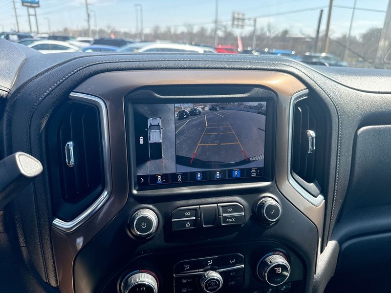 Chevrolet Silverado 3500HD Vehicle Full-screen Gallery Image 17