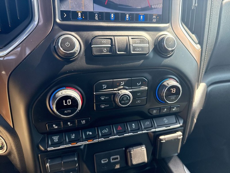 Chevrolet Silverado 3500HD Vehicle Full-screen Gallery Image 18