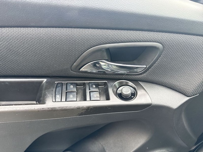 Chevrolet Cruze Vehicle Full-screen Gallery Image 13