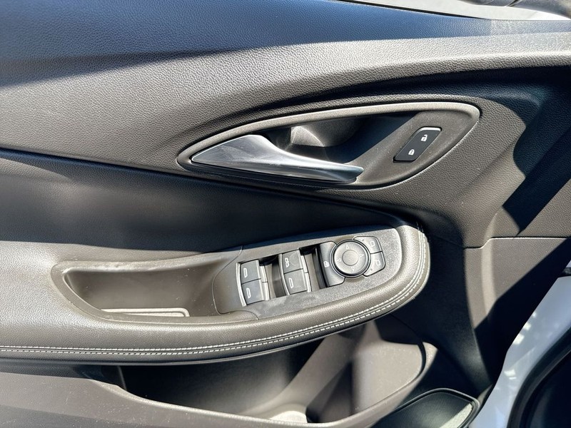 Buick Encore GX Vehicle Full-screen Gallery Image 13
