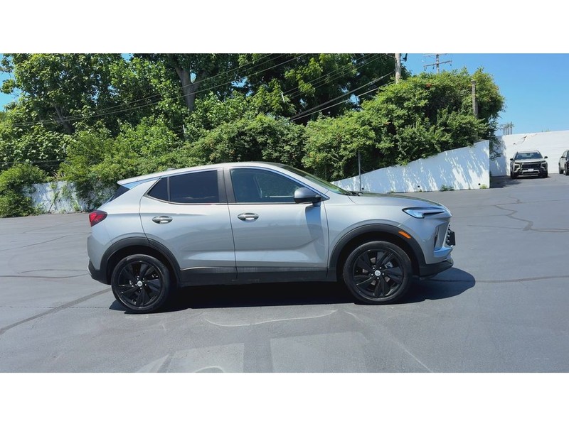 Buick Encore GX Vehicle Full-screen Gallery Image 09