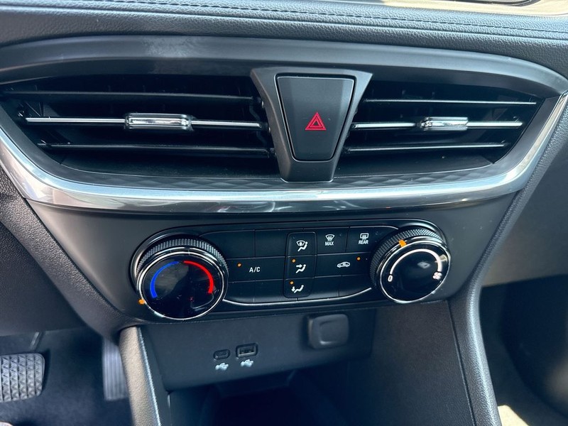 Buick Encore GX Vehicle Full-screen Gallery Image 18