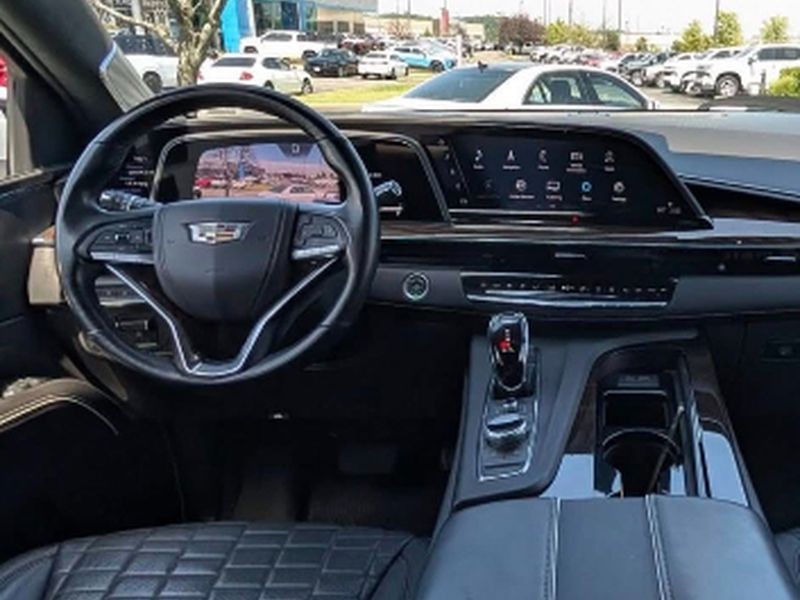 Cadillac Escalade Vehicle Full-screen Gallery Image 04