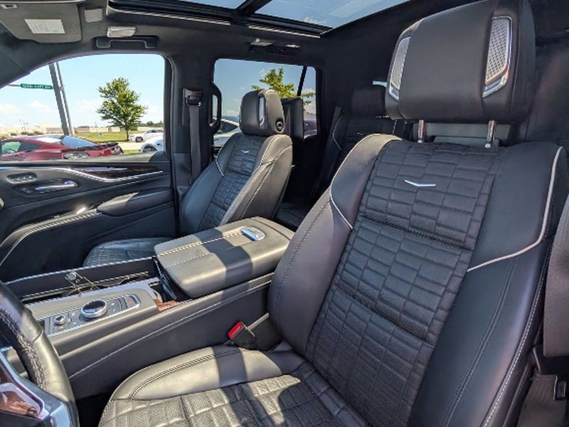 Cadillac Escalade Vehicle Full-screen Gallery Image 05
