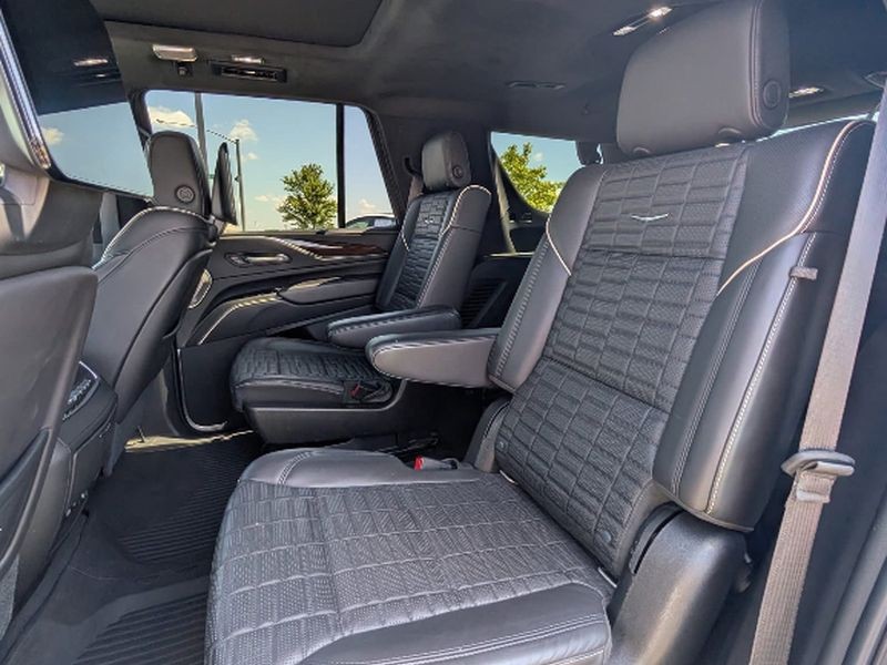 Cadillac Escalade Vehicle Full-screen Gallery Image 06