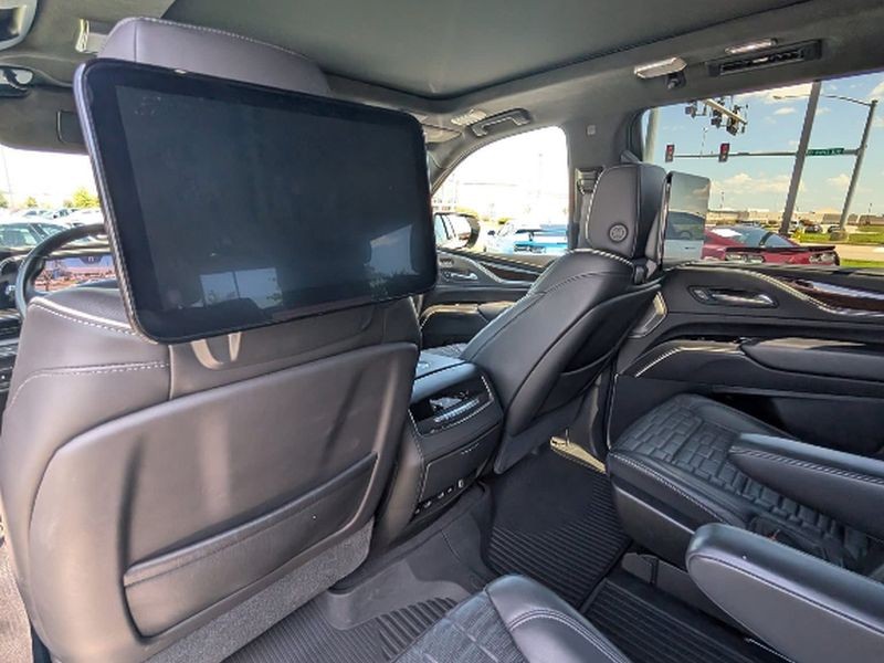 Cadillac Escalade Vehicle Full-screen Gallery Image 07