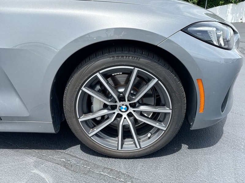 BMW 4 Series Vehicle Full-screen Gallery Image 10