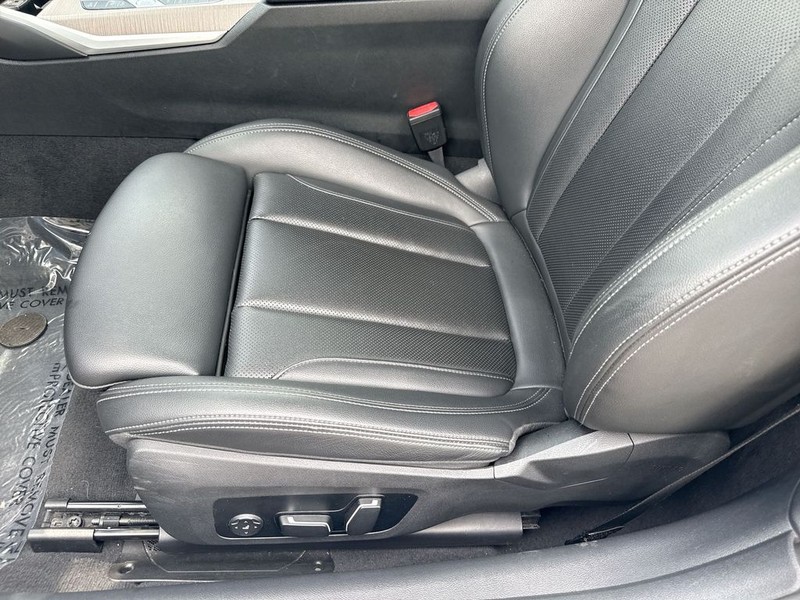 BMW 4 Series Vehicle Full-screen Gallery Image 11