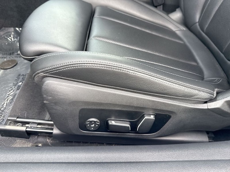 BMW 4 Series Vehicle Full-screen Gallery Image 12