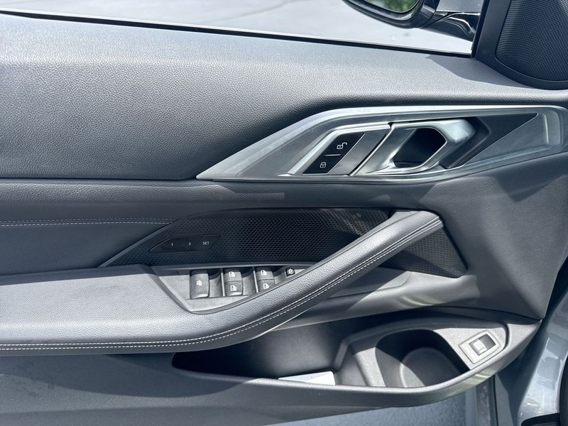 BMW 4 Series Vehicle Full-screen Gallery Image 13