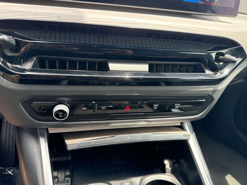 BMW 4 Series Vehicle Full-screen Gallery Image 18