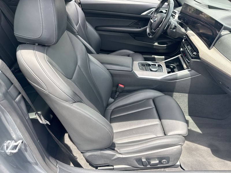 BMW 4 Series Vehicle Full-screen Gallery Image 22