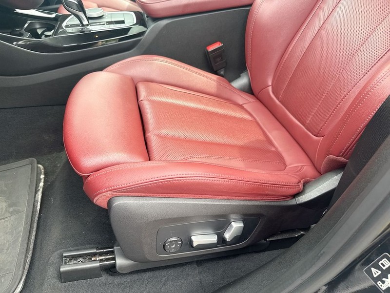 BMW X3 Vehicle Full-screen Gallery Image 11