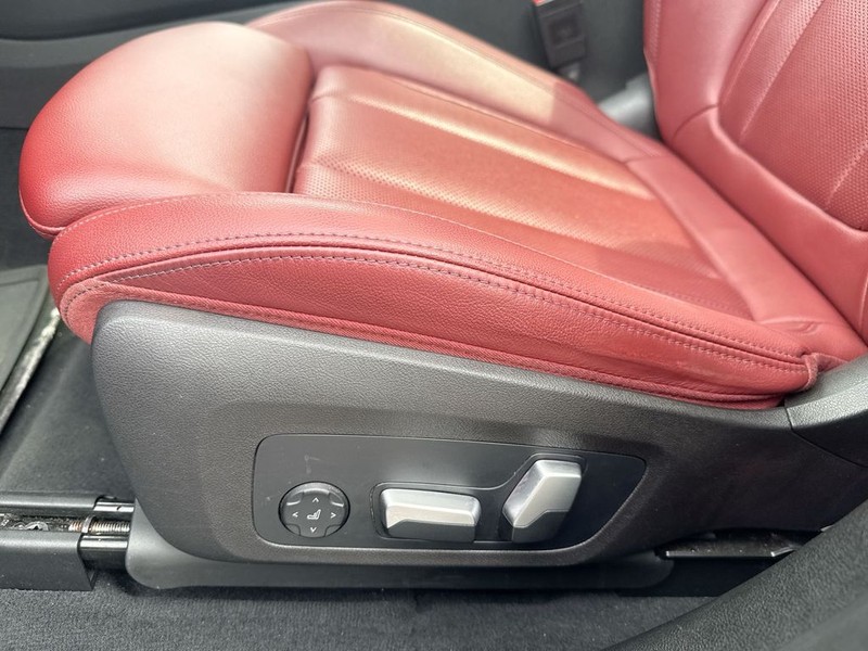 BMW X3 Vehicle Full-screen Gallery Image 12