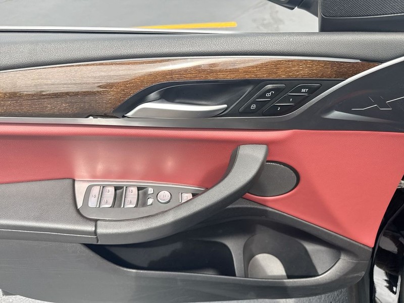 BMW X3 Vehicle Full-screen Gallery Image 13