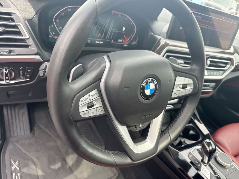 BMW X3 Vehicle Full-screen Gallery Image 14