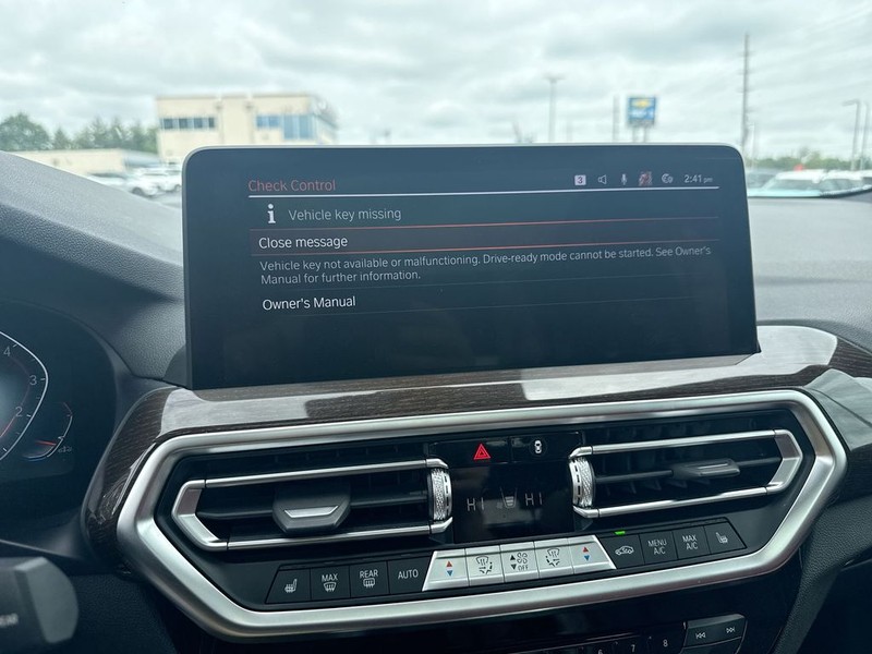 BMW X3 Vehicle Full-screen Gallery Image 16