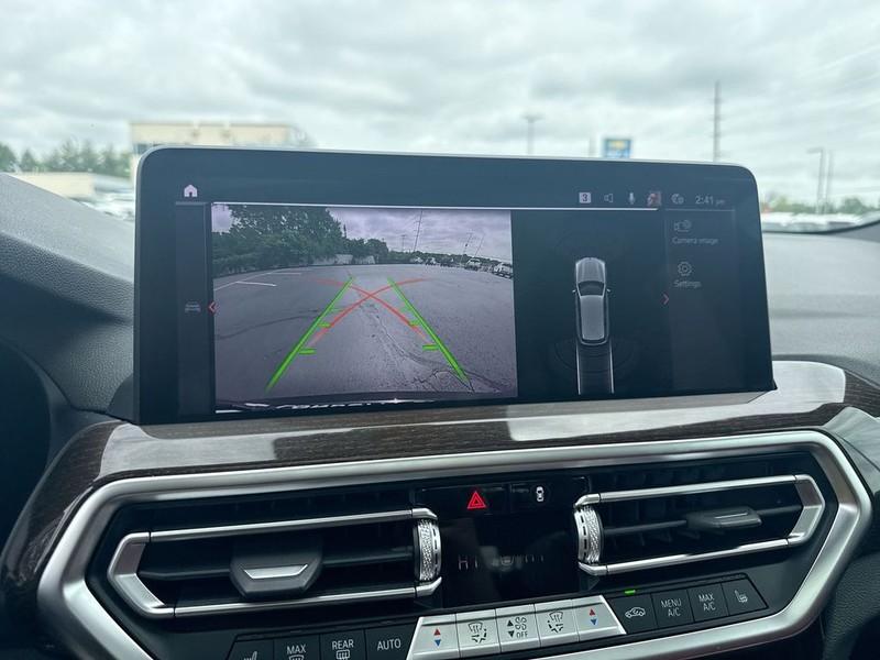 BMW X3 Vehicle Full-screen Gallery Image 17