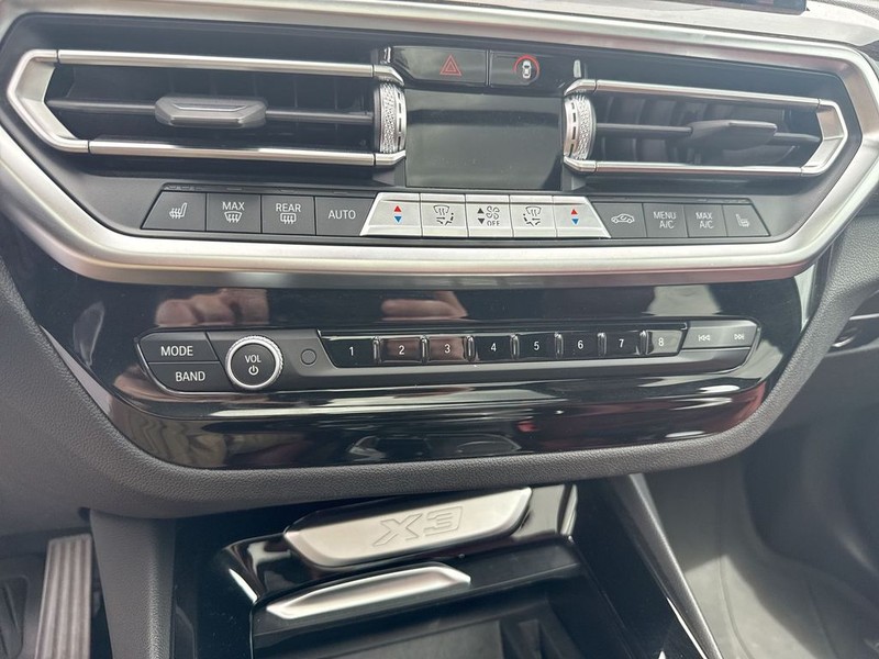 BMW X3 Vehicle Full-screen Gallery Image 18