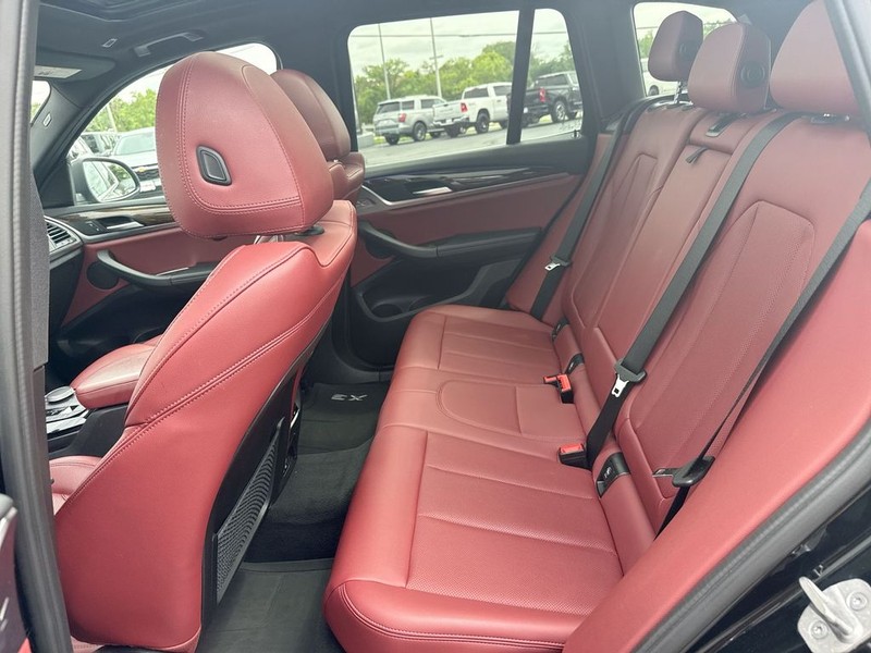 BMW X3 Vehicle Full-screen Gallery Image 22