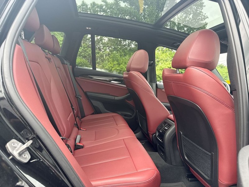 BMW X3 Vehicle Full-screen Gallery Image 24